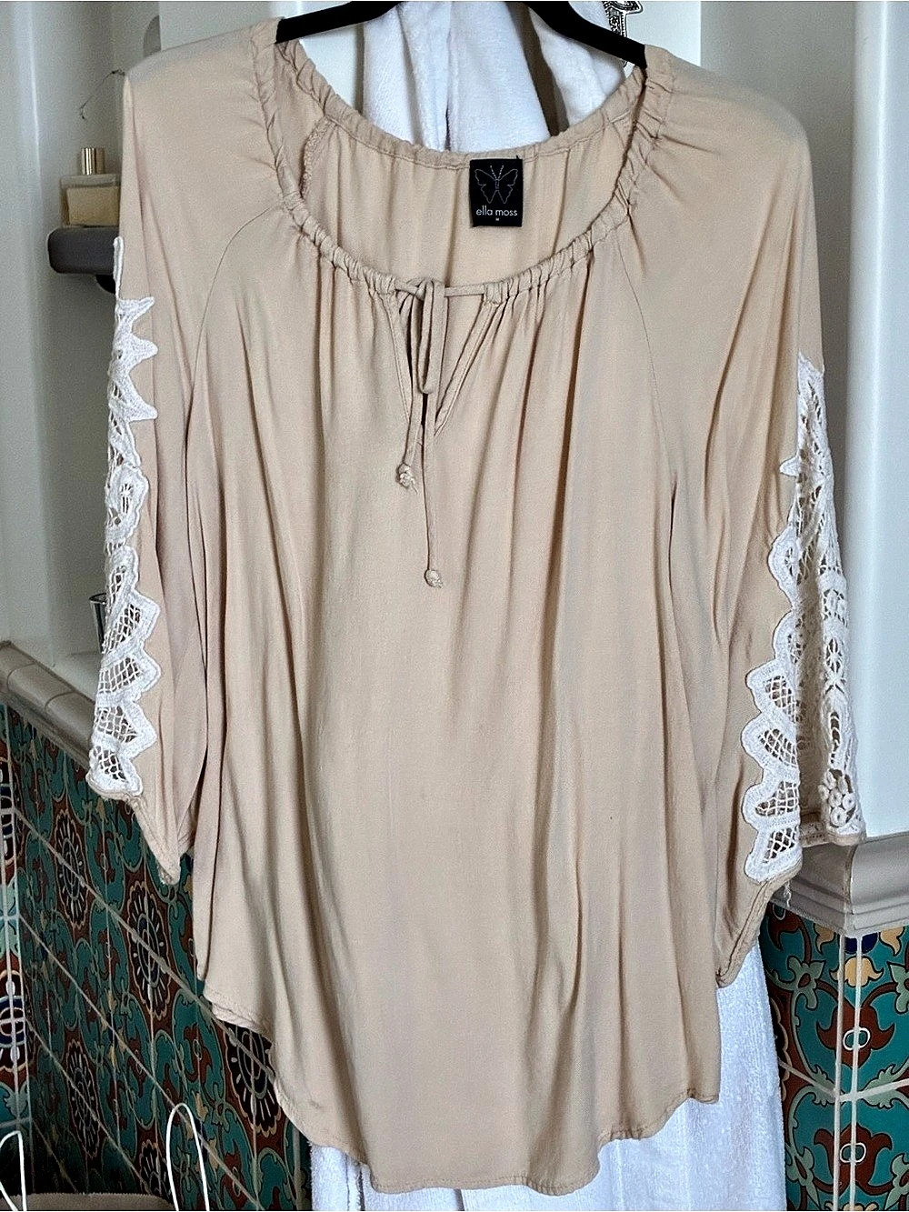 ella moss Lace Sleeve Tunic in Beige & White Size Medium